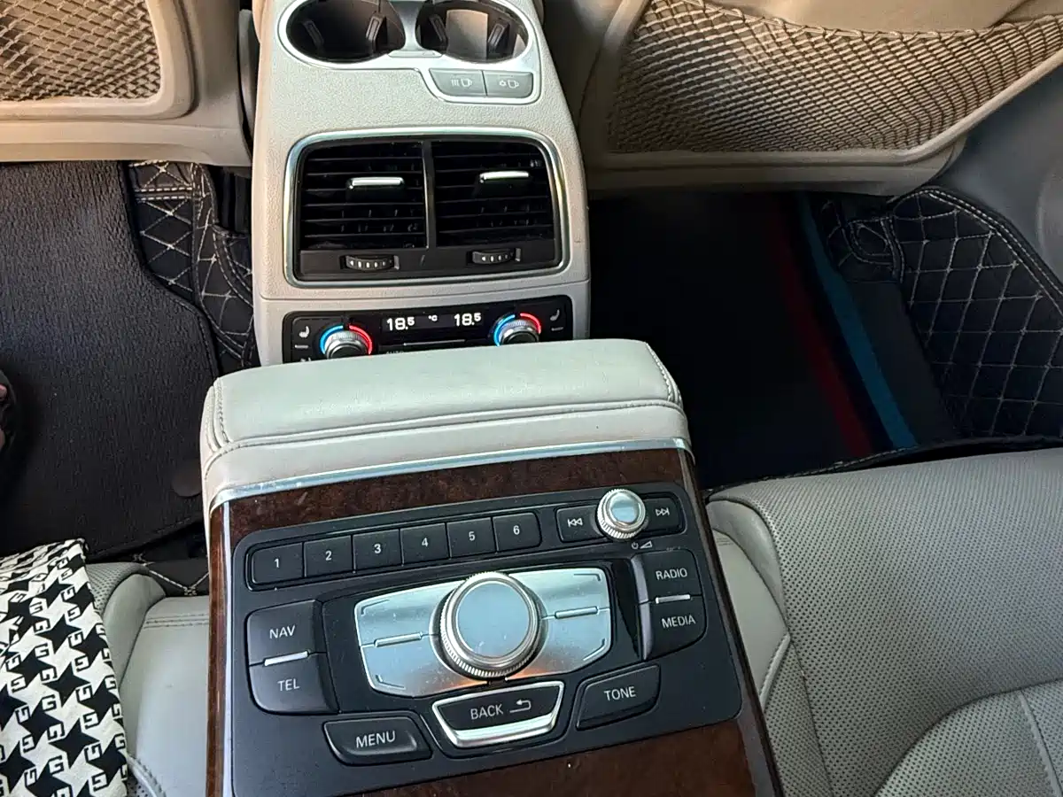 Фото 6 - Audi A6L