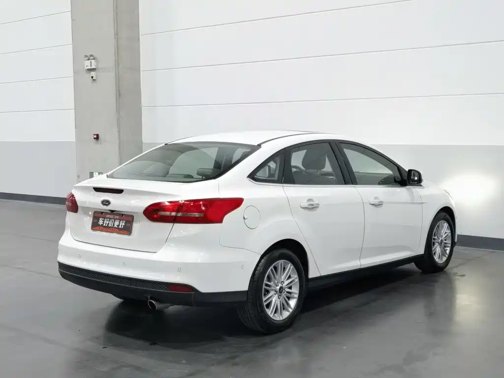 Фото 2 - Ford Focus