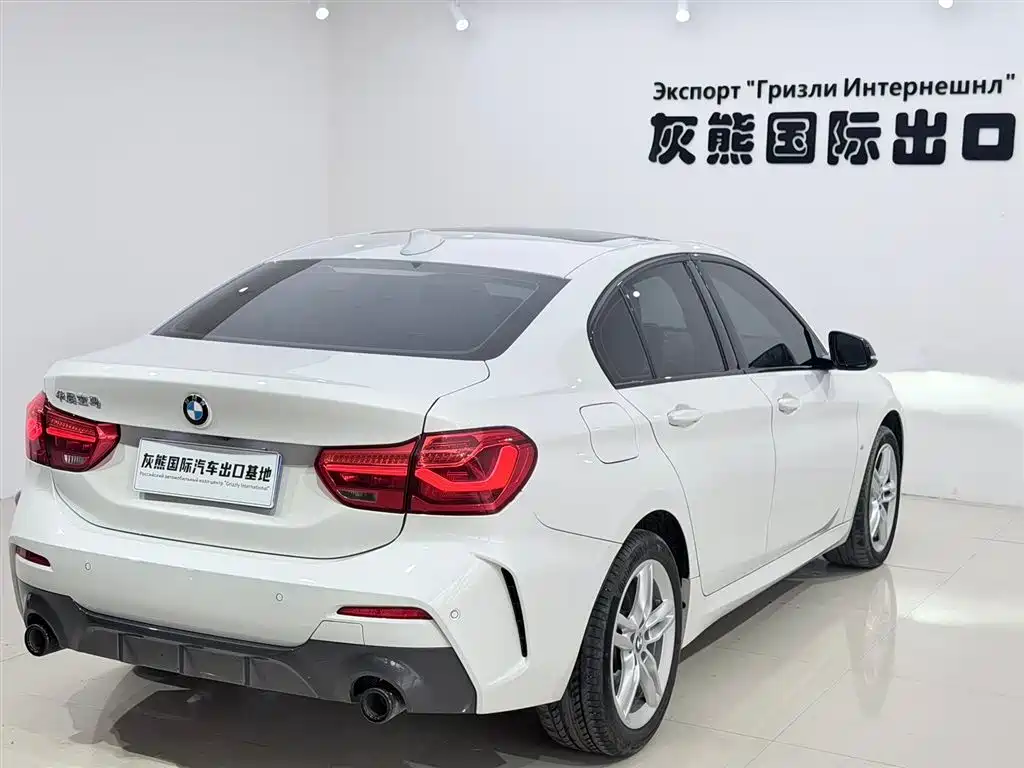 BMW 1 Series 2022 120i M Sport Shadow Edition фото 4
