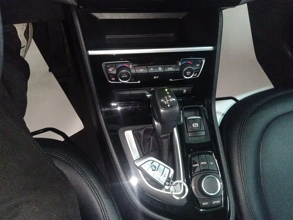 BMW 2 Series Touring 2016 218i Leading фото 10