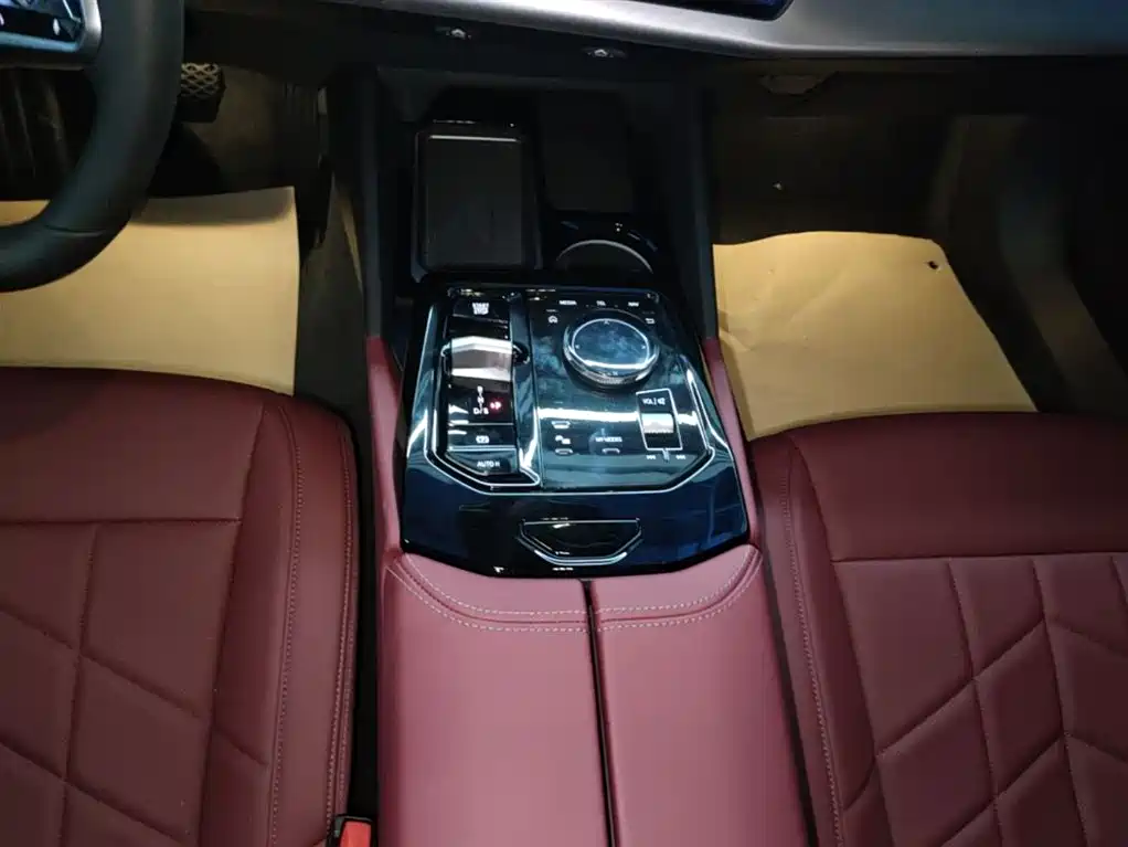 BMW 5 Series 2026 530Li Leading M Sport Package фото 14