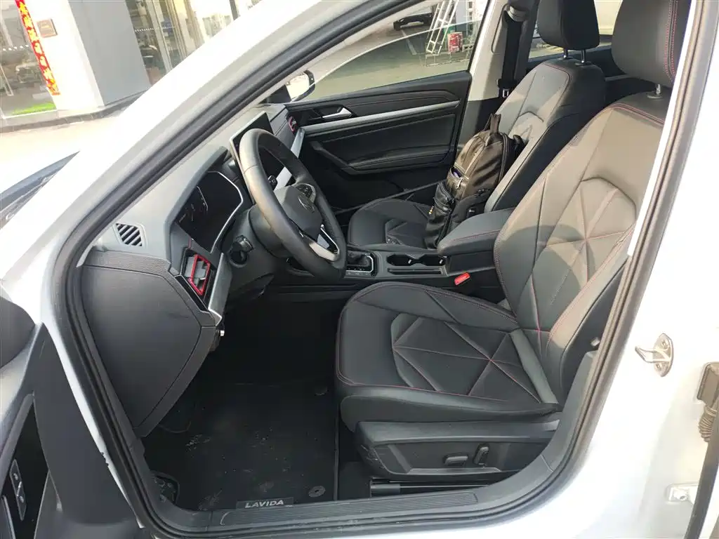 Volkswagen Lavida 2024 Model 300TSI DSG Starlight Leading Edition фото 15