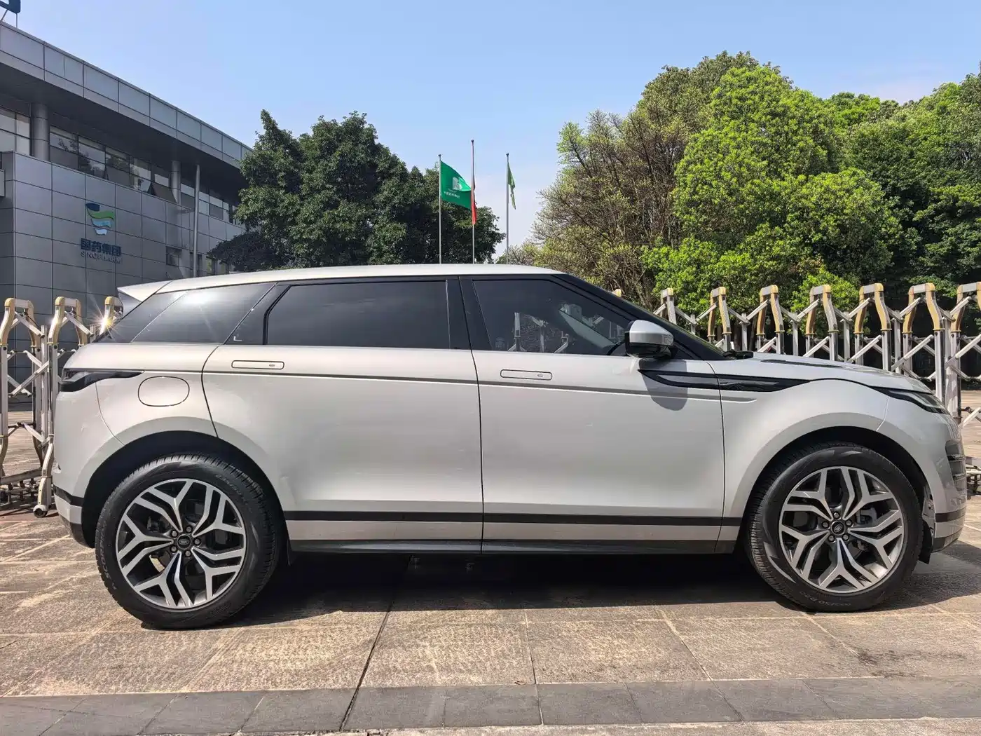 Land Rover Range Rover Evoque 2023 Range Rover Evoque L 249PS Luxury Edition фото 10