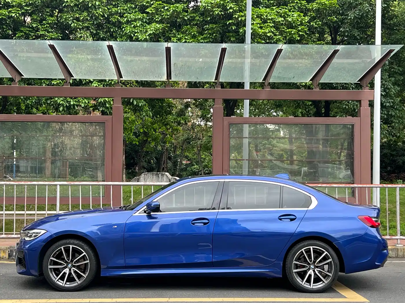 BMW 3 Series 2022 325Li M Sport Package фото 4