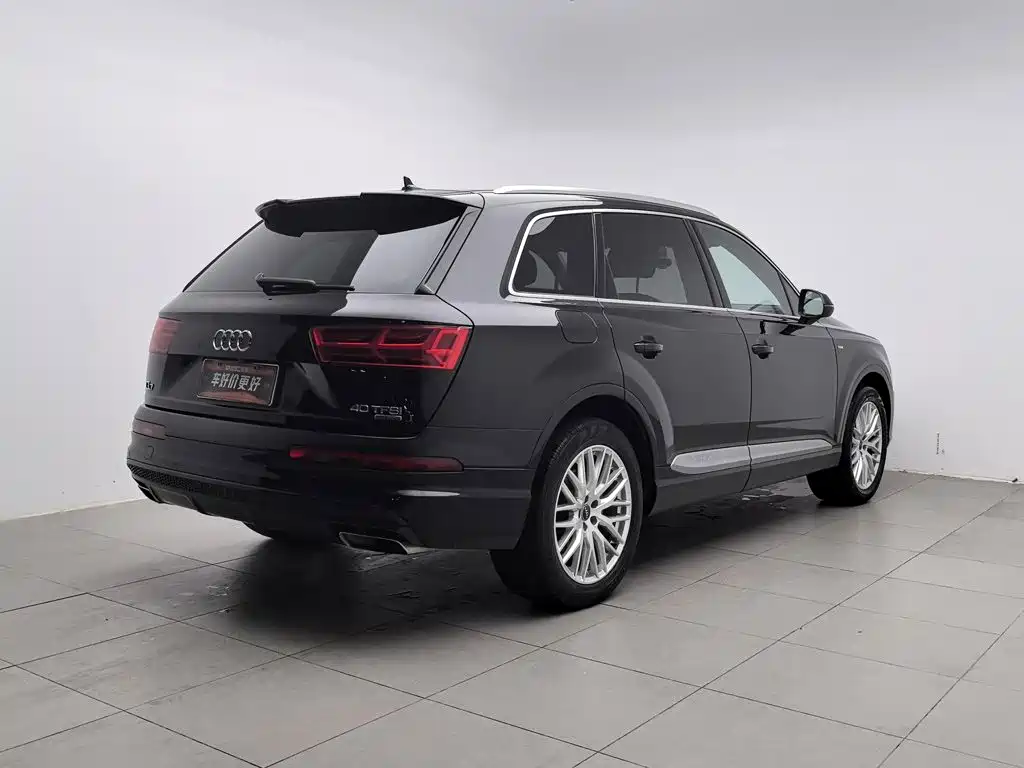 Photo 2 - Audi Q7