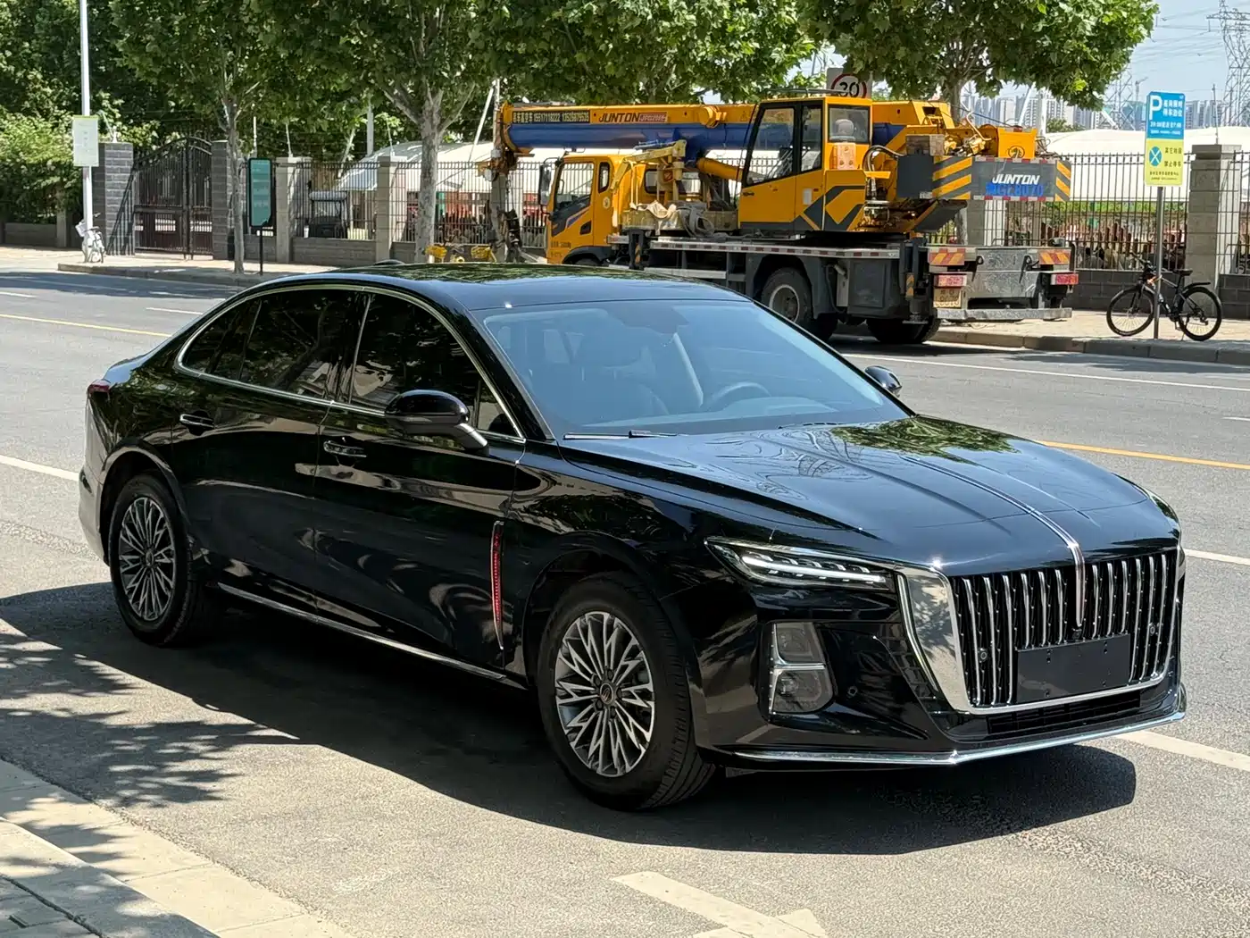 Hongqi H5 2025 1.5T DCT Flag Rhythm 500,000 Units Memorial Edition фото 3