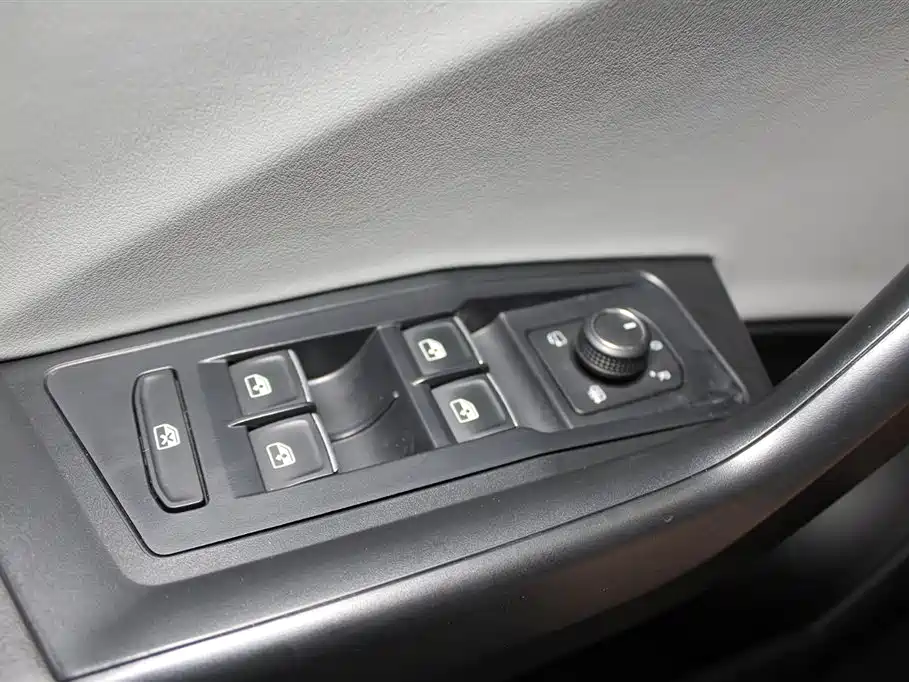 VOLKSWAGEN T-ROC EXPLORING SONGS