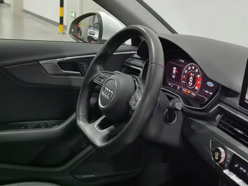 Фото 22 - Audi A4L