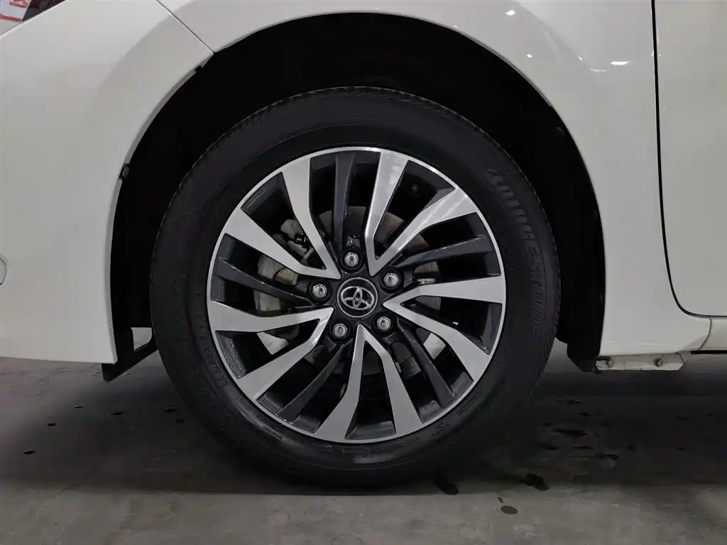 Toyota Corolla 2018 Hybrid 1.8L E-CVT Smart Edition фото 17