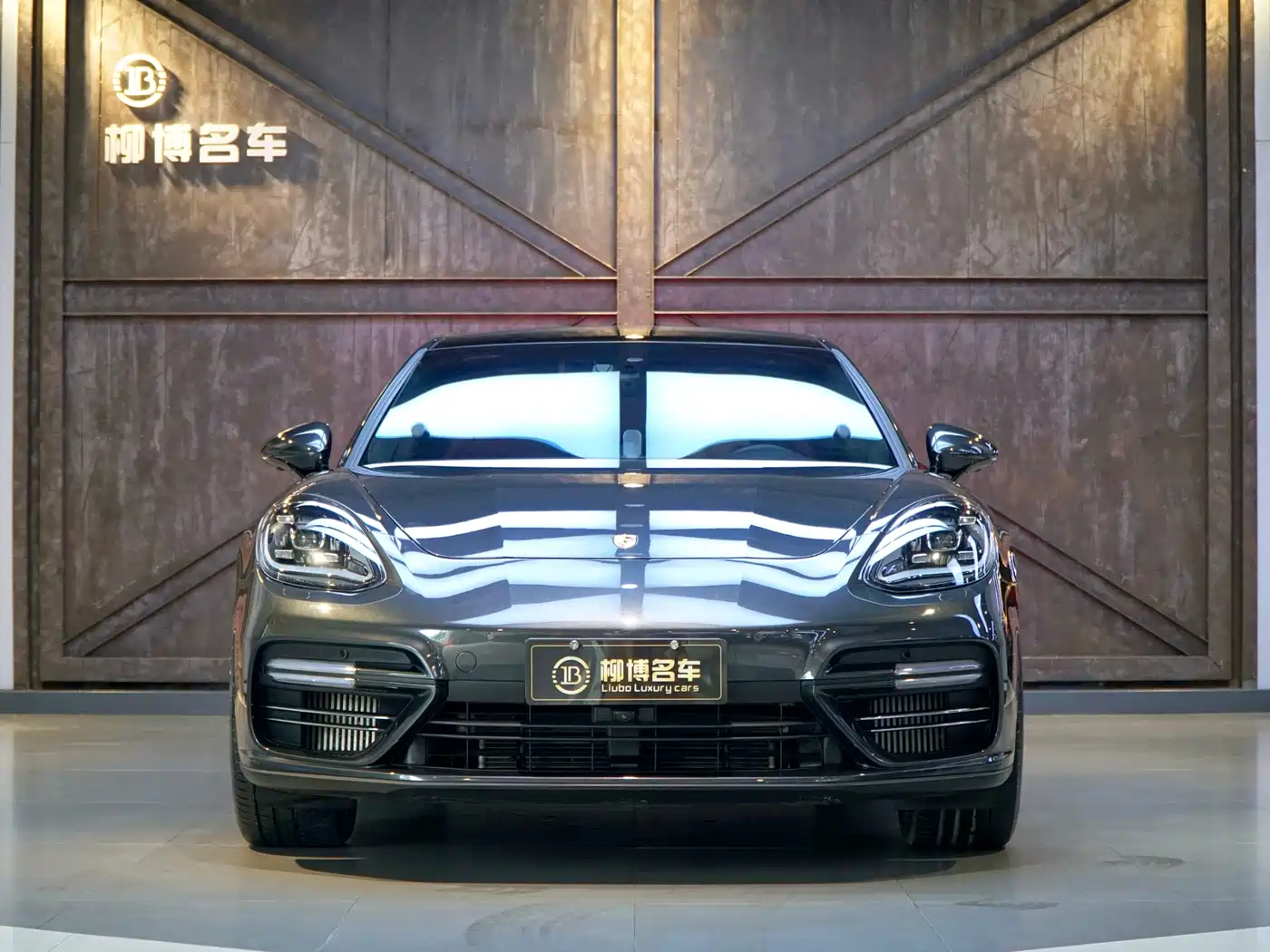 Photo 2 - Porsche Panamera