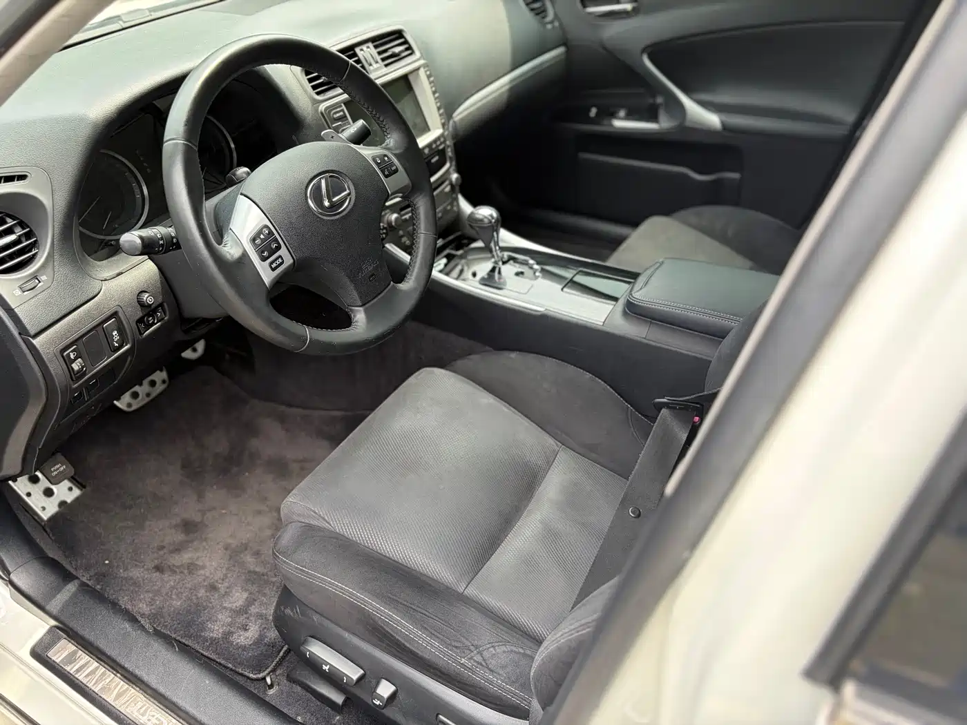 Фото 3 - Lexus IS
