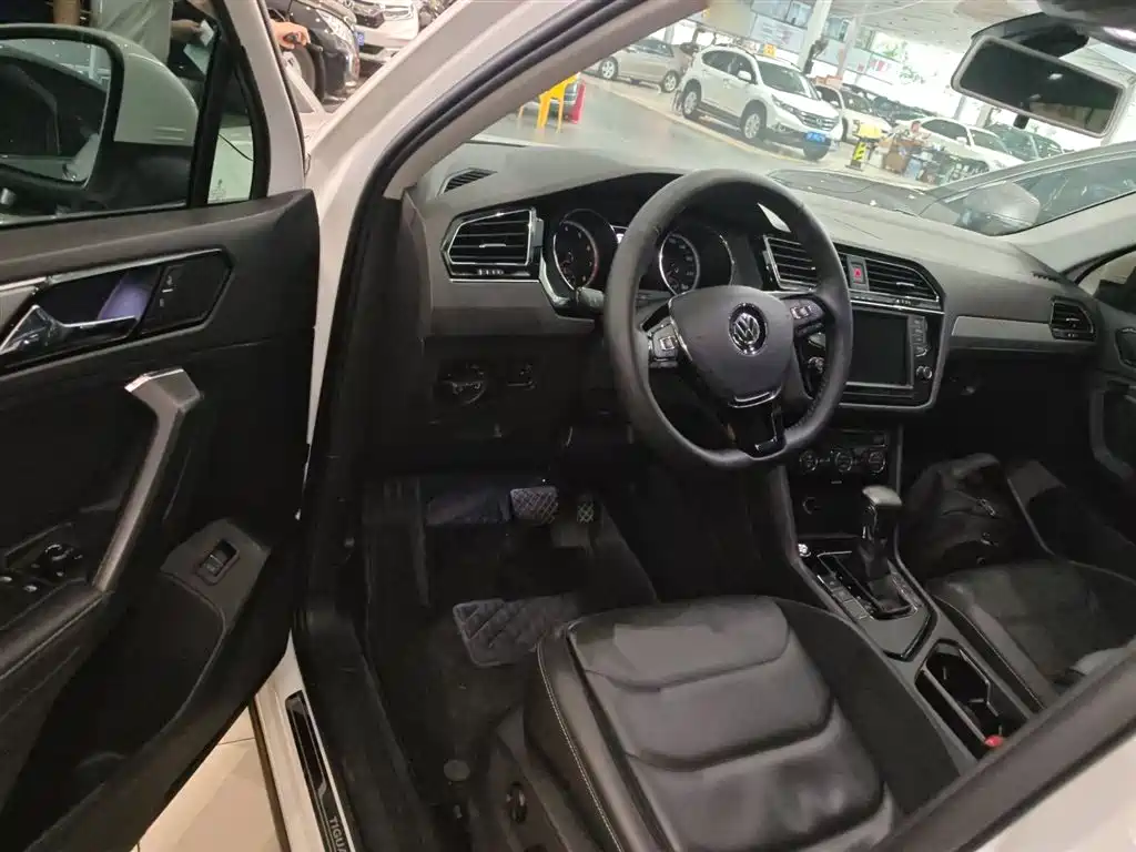 Volkswagen Tiguan L 2018 330TSI Automatic 2WD Comfort Edition фото 16