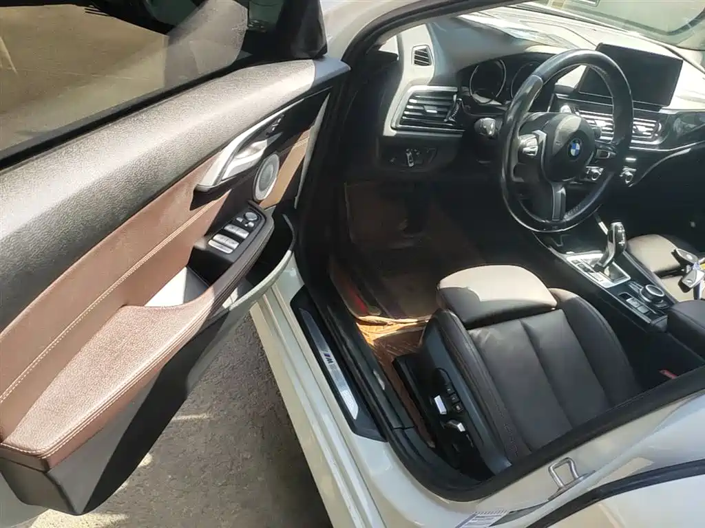 BMW 1 Series 2021 120i M Sport Shadow Edition фото 23