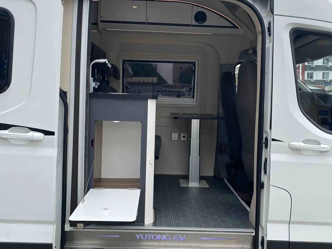SAIC Maxus MAXUS V90 RV 2020 2021 2.0T Travel Home V90 Self-Contained Class B RV Luxury Longitudinal Bed