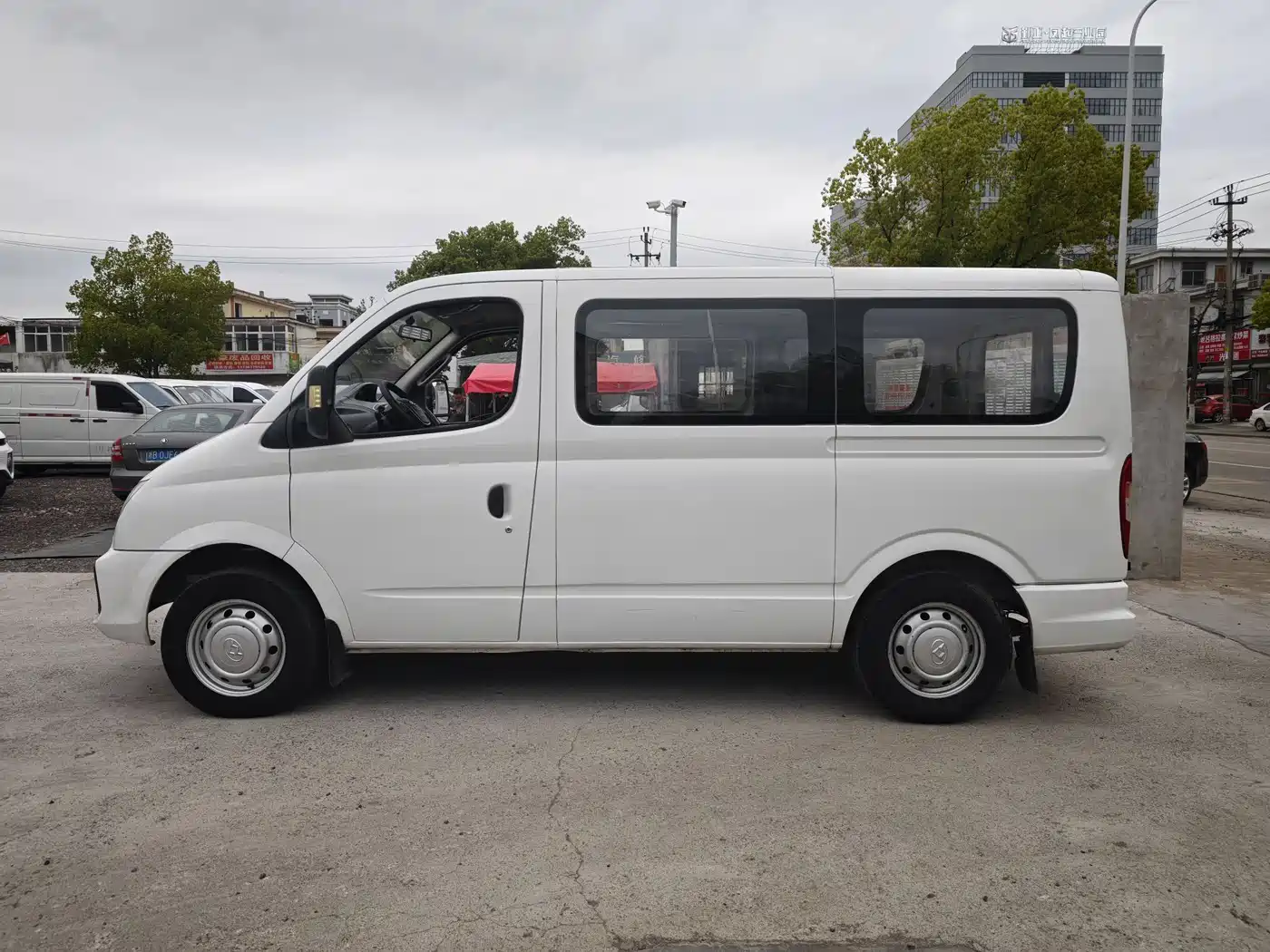 SAIC Maxus Xintu V80 2018 2.5T AMT Aoyun Short Wheelbase Ultra Low Roof 5-6-seater фото 12