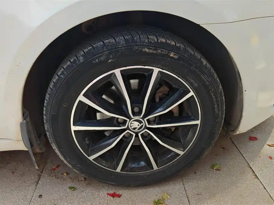 Škoda Octavia 2017 1.6L Manual Smart Edition фото 6