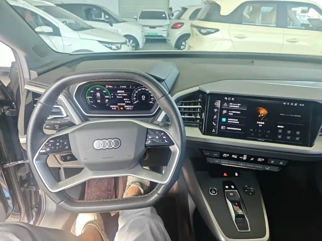 Photo 11 - Audi Q4 e-tron