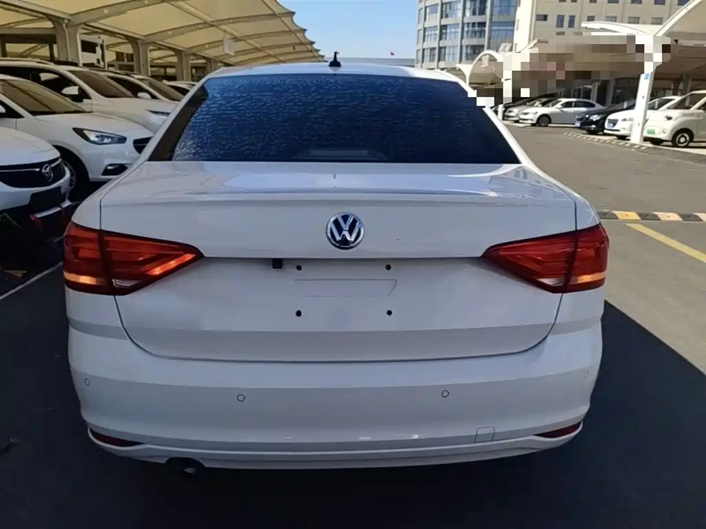 Volkswagen Lavida 2015 1.6L Manual Trend Edition фото 6