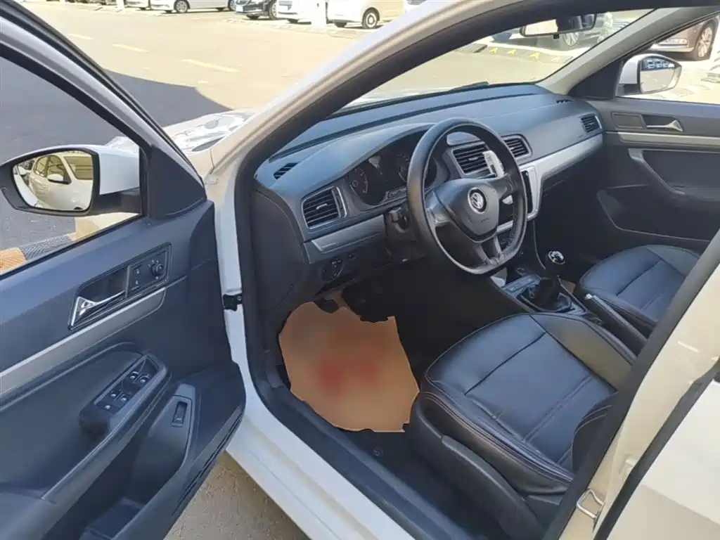 Volkswagen Lavida 2015 1.6L Manual Trend Edition фото 16