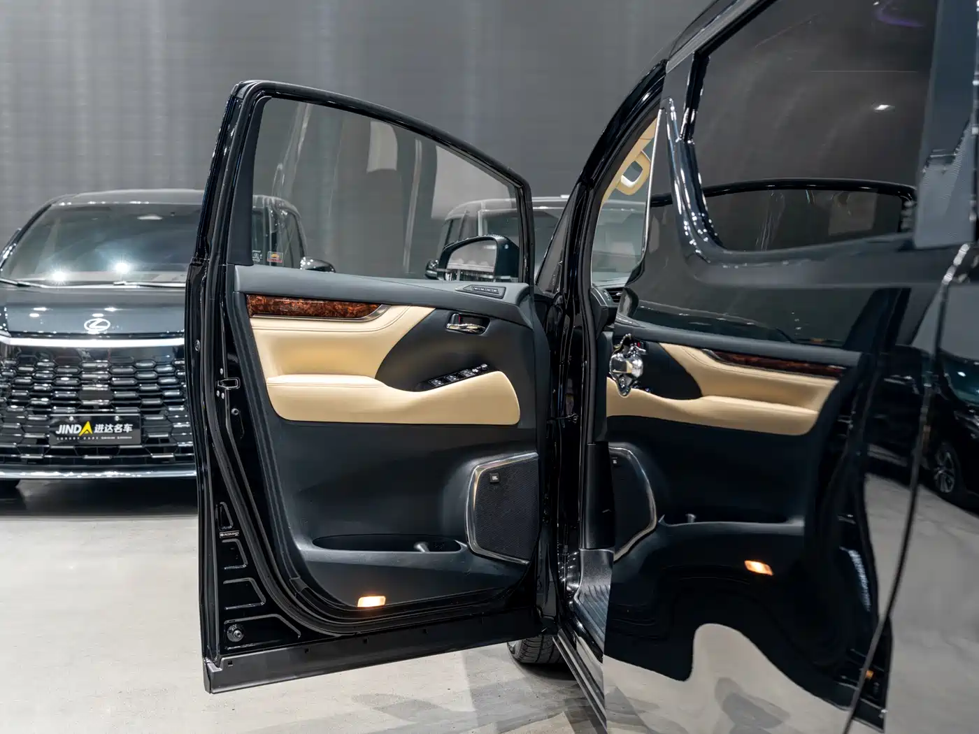 Toyota Alphard 2018 Facelift 3.5L Luxury Edition фото 12