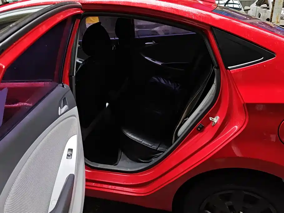 Hyundai Verna 2010 Sedan 1.4L Automatic Comfort GS фото 11