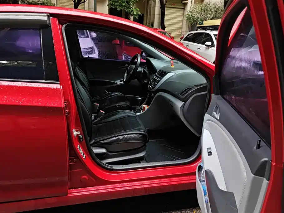Hyundai Verna 2010 Sedan 1.4L Automatic Comfort GS фото 8