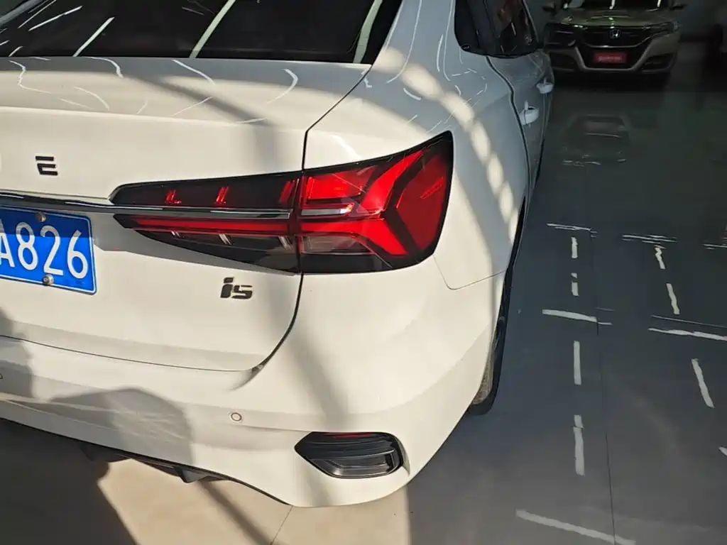Фото 8 - Roewe i5