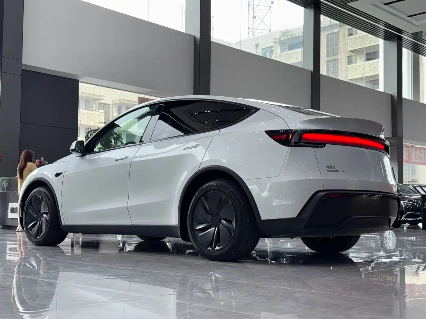 Tesla Model Y 2025 Long Range All-Wheel Drive фото 9