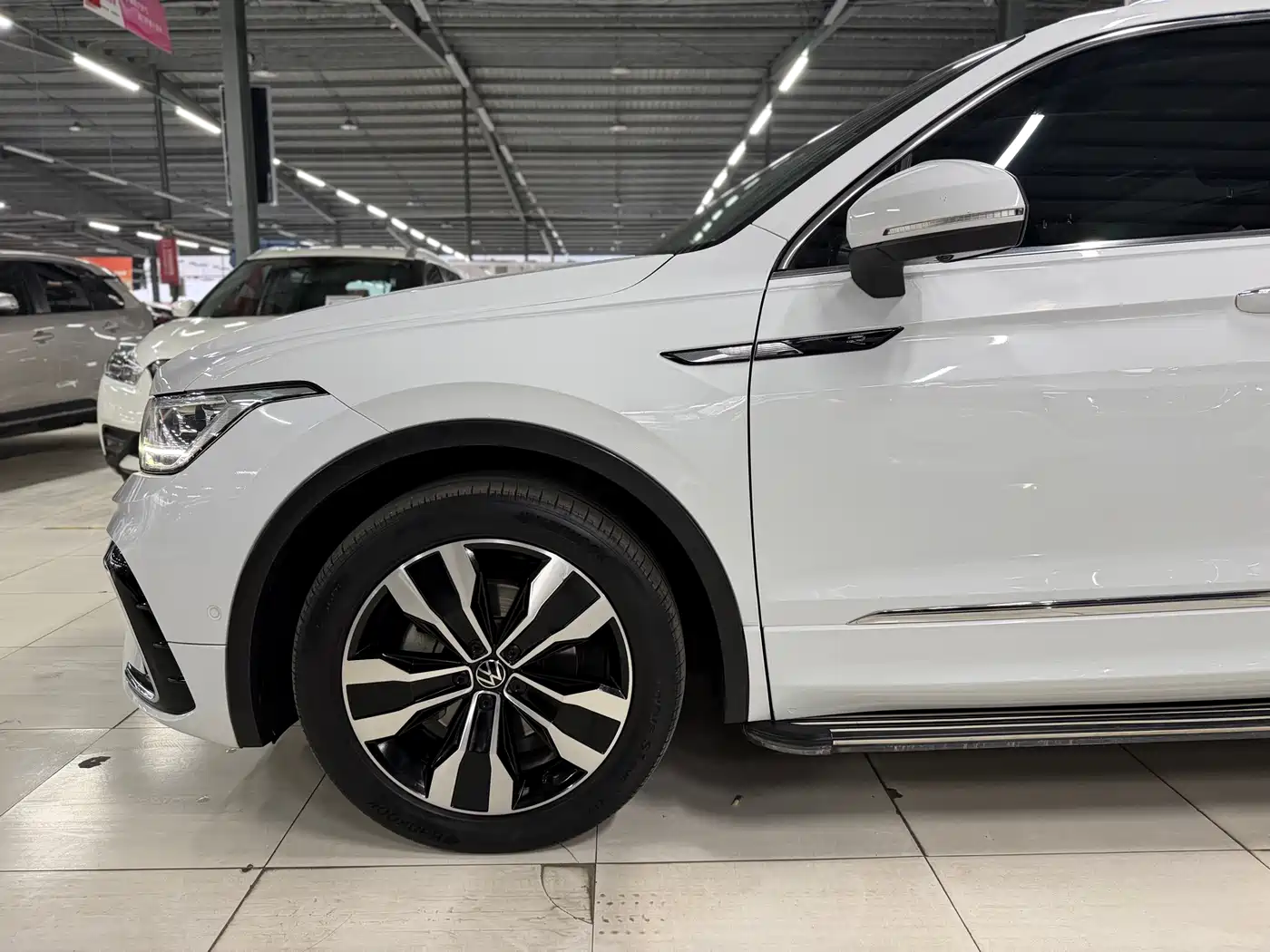 Volkswagen Tiguan L 2022 380TSI Automatic 4WD R-Line Cross Edition 7-Seater фото 4