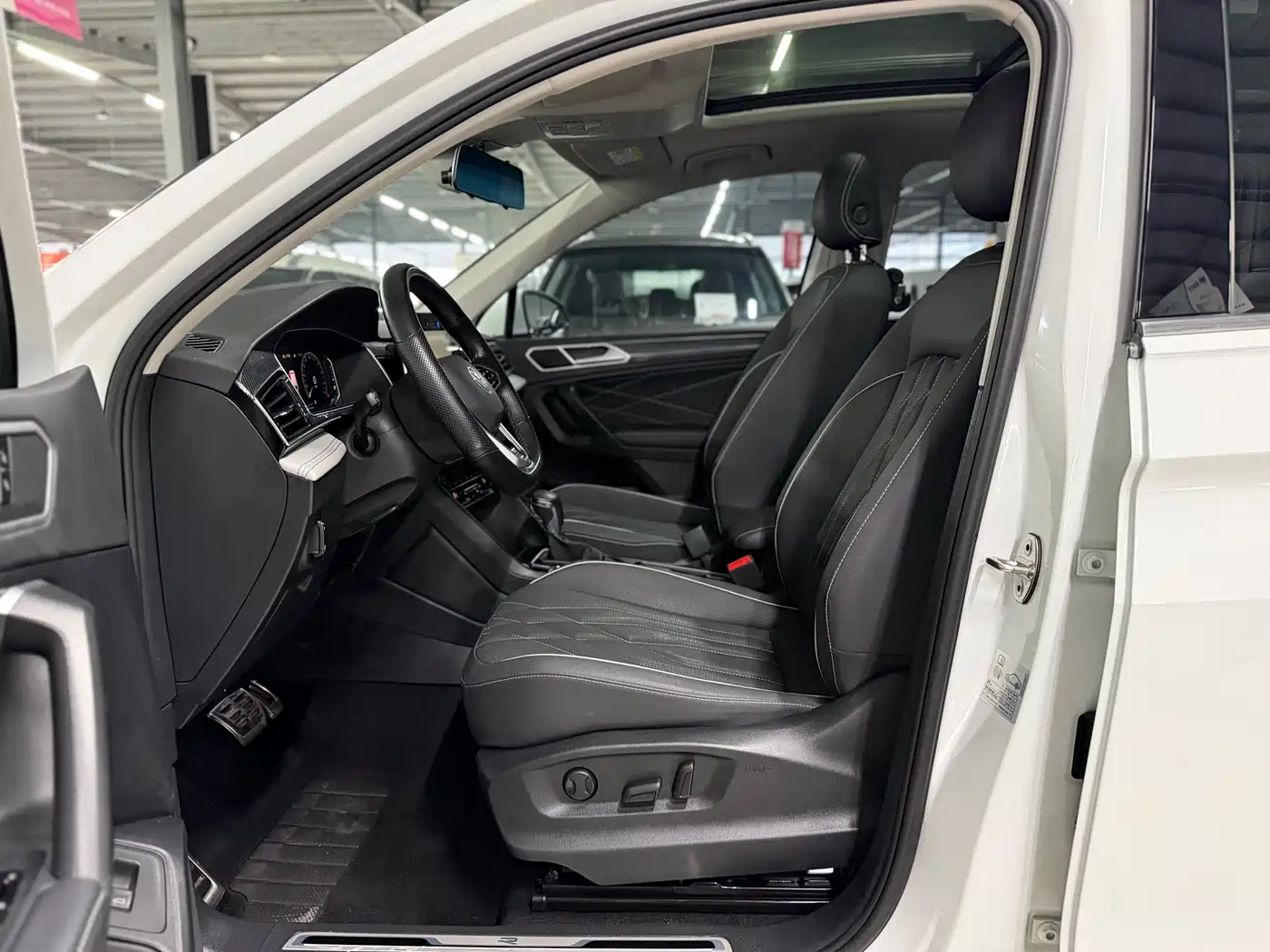 Volkswagen Tiguan L 2022 380TSI Automatic 4WD R-Line Cross Edition 7-Seater фото 7