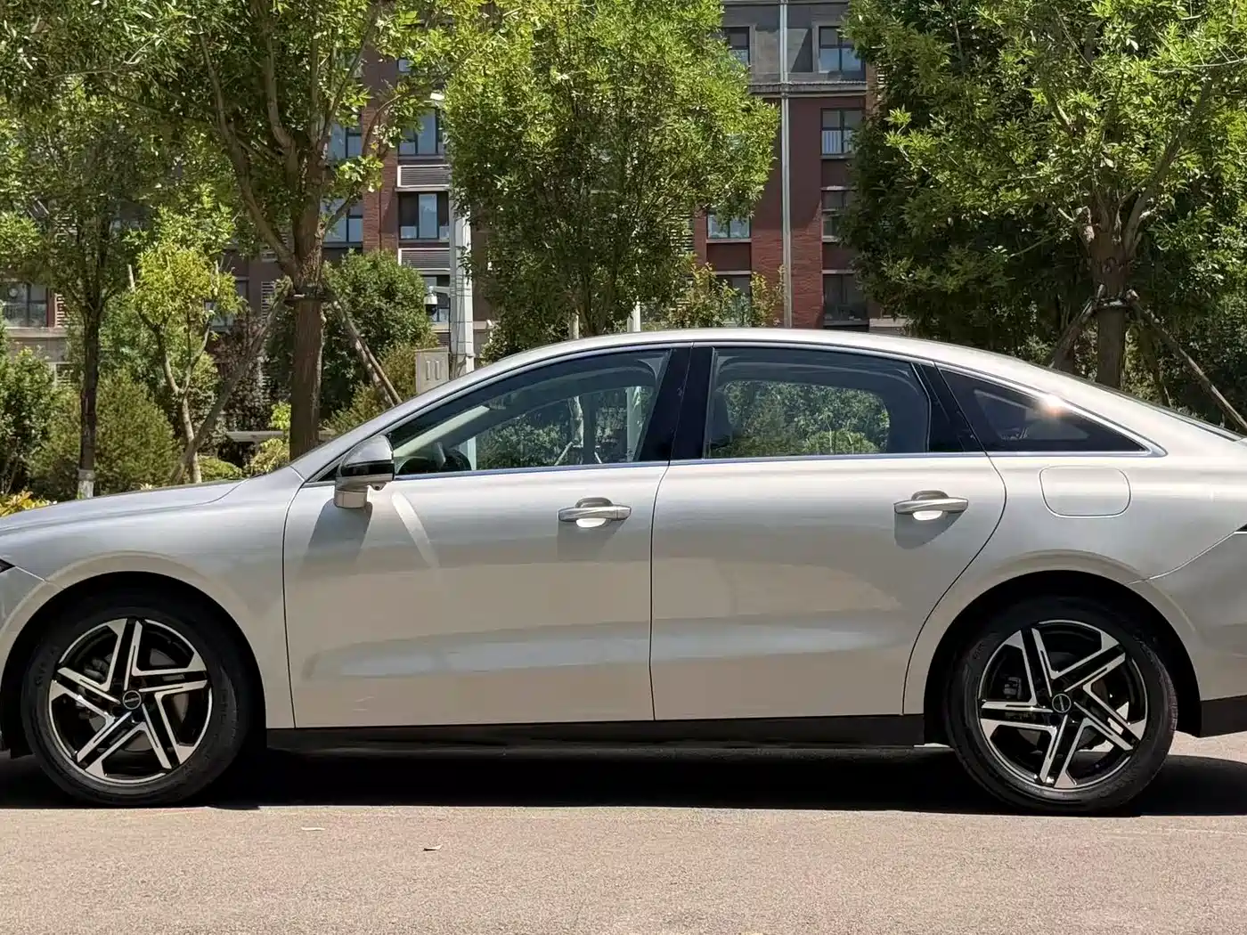 Roewe D7 2023 2023 DMH 125km Flagship Edition