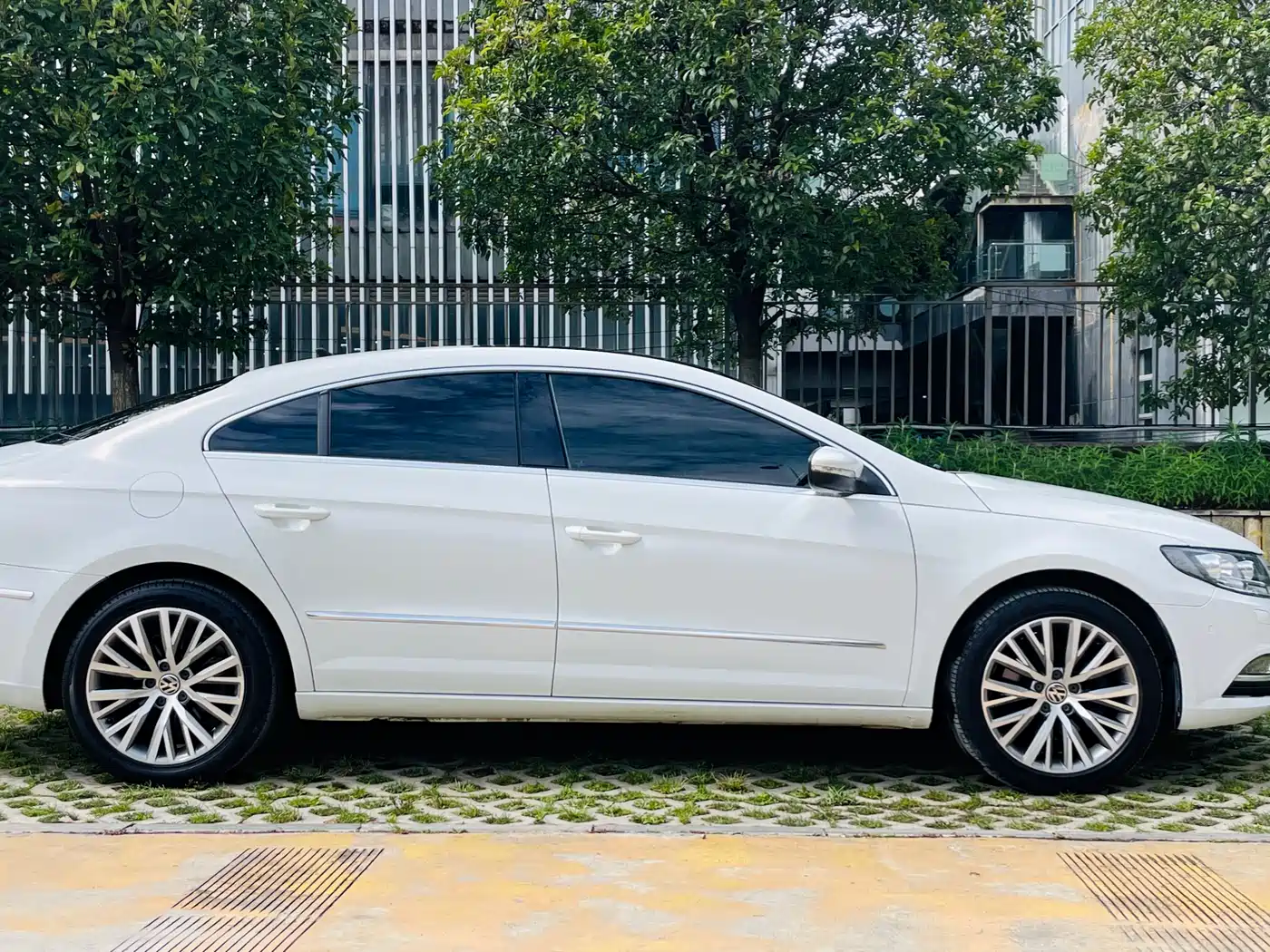 Volkswagen FAW-Volkswagen CC 2018 1.8TSI Luxury фото 4