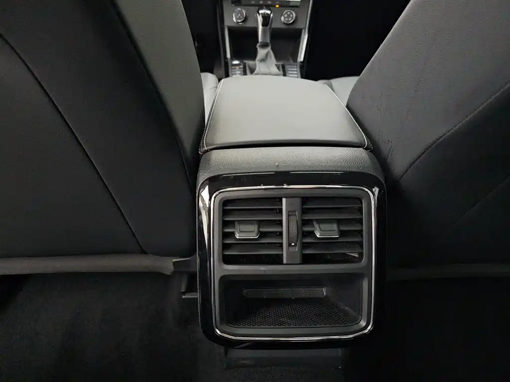 Volkswagen Passat 2024 280TSI Business Edition фото 11