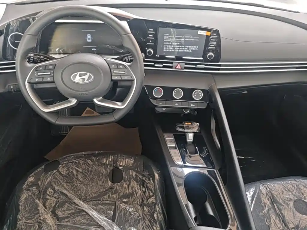 Photo 10 - Hyundai Elantra