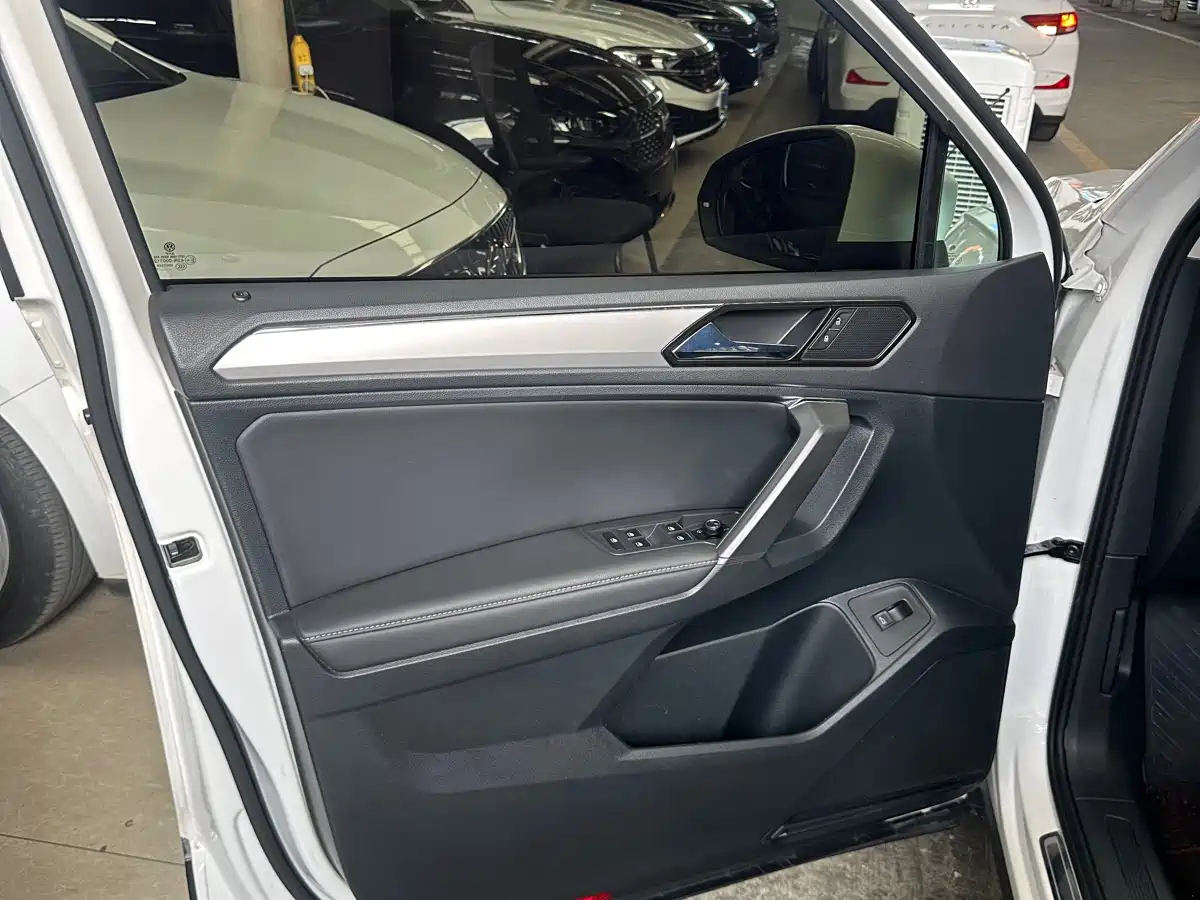 Volkswagen Tiguan L 2019 330TSI Automatic 2WD Smart Luxury Edition China VI фото 10