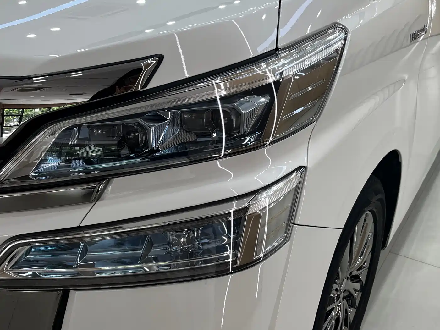 Toyota Vellfire 2021 Crown Hybrid 2.5L HV Luxury Edition фото 4