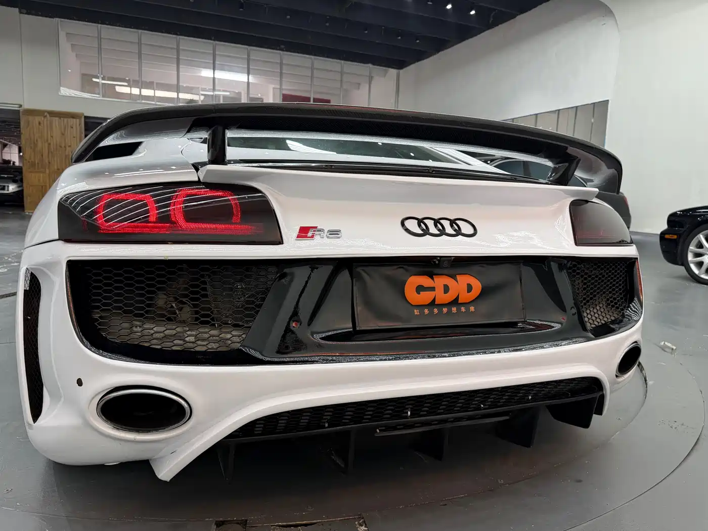 Audi R8 2010 5.2 FSI quattro фото 18