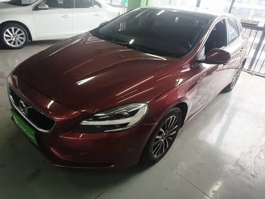 Фото 1 - Volvo V40