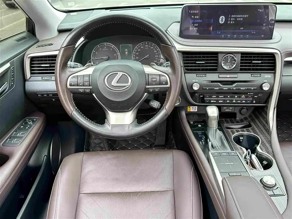 Фото 8 - Lexus RX