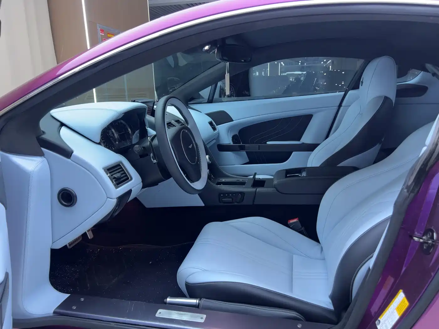 Aston Martin V8 Vantage 2011 4.7L Sportshift Coupe фото 5