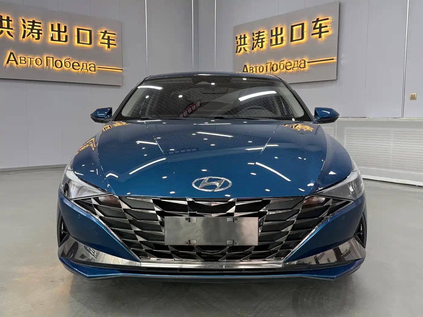 Hyundai Elantra 2022 1.5L CVT LUX Premium Edition фото 3