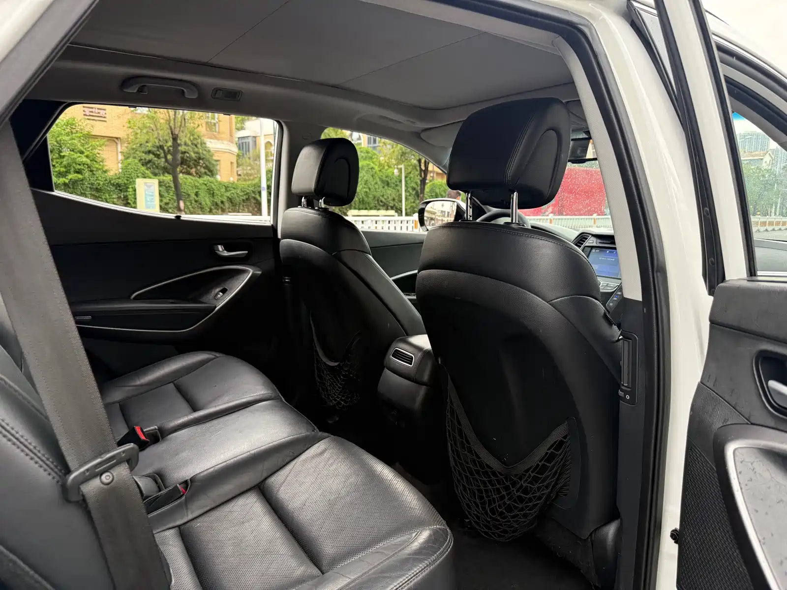 Photo 8 - Hyundai Santa Fe