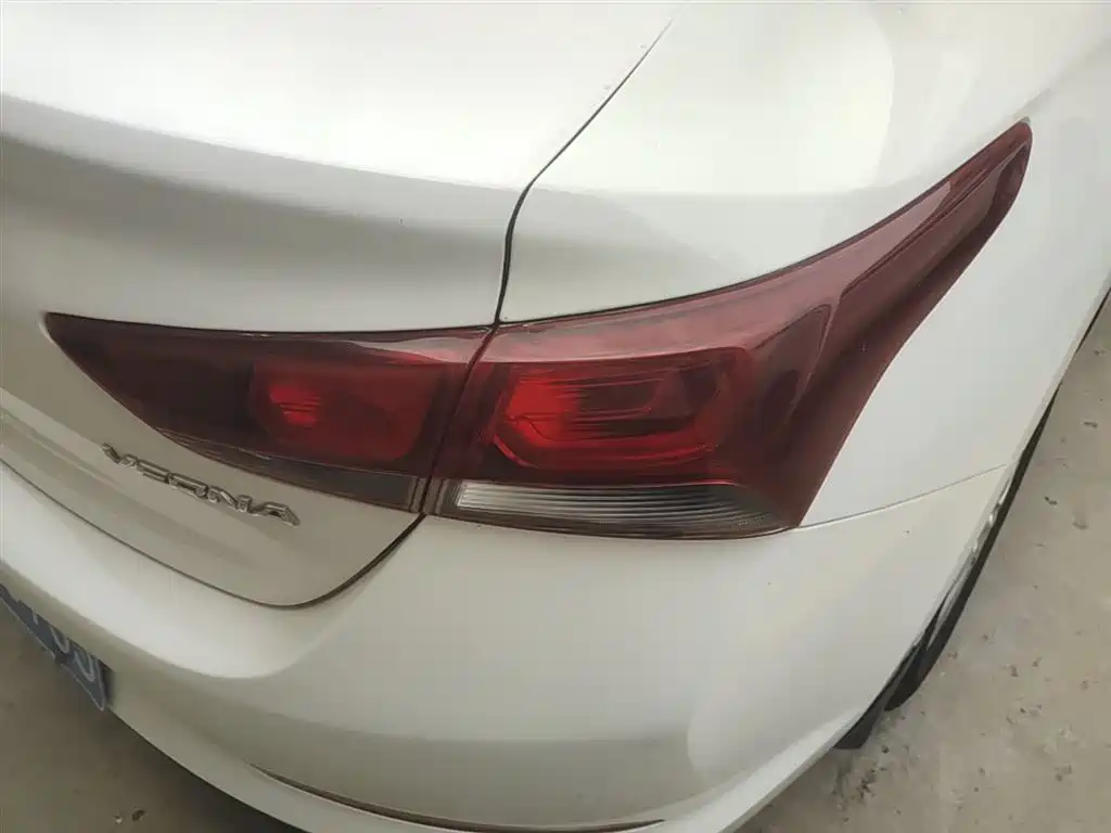 Hyundai Verna 2016 1.4L Manual Cool Edition GLS фото 8