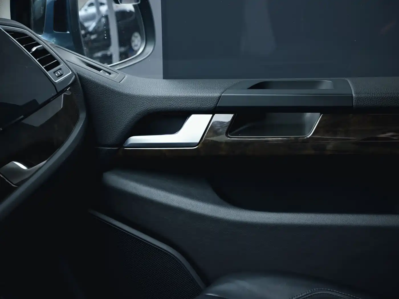Volkswagen Multivan 2019 2.0TSI 4WD Premium 7-seater фото 22