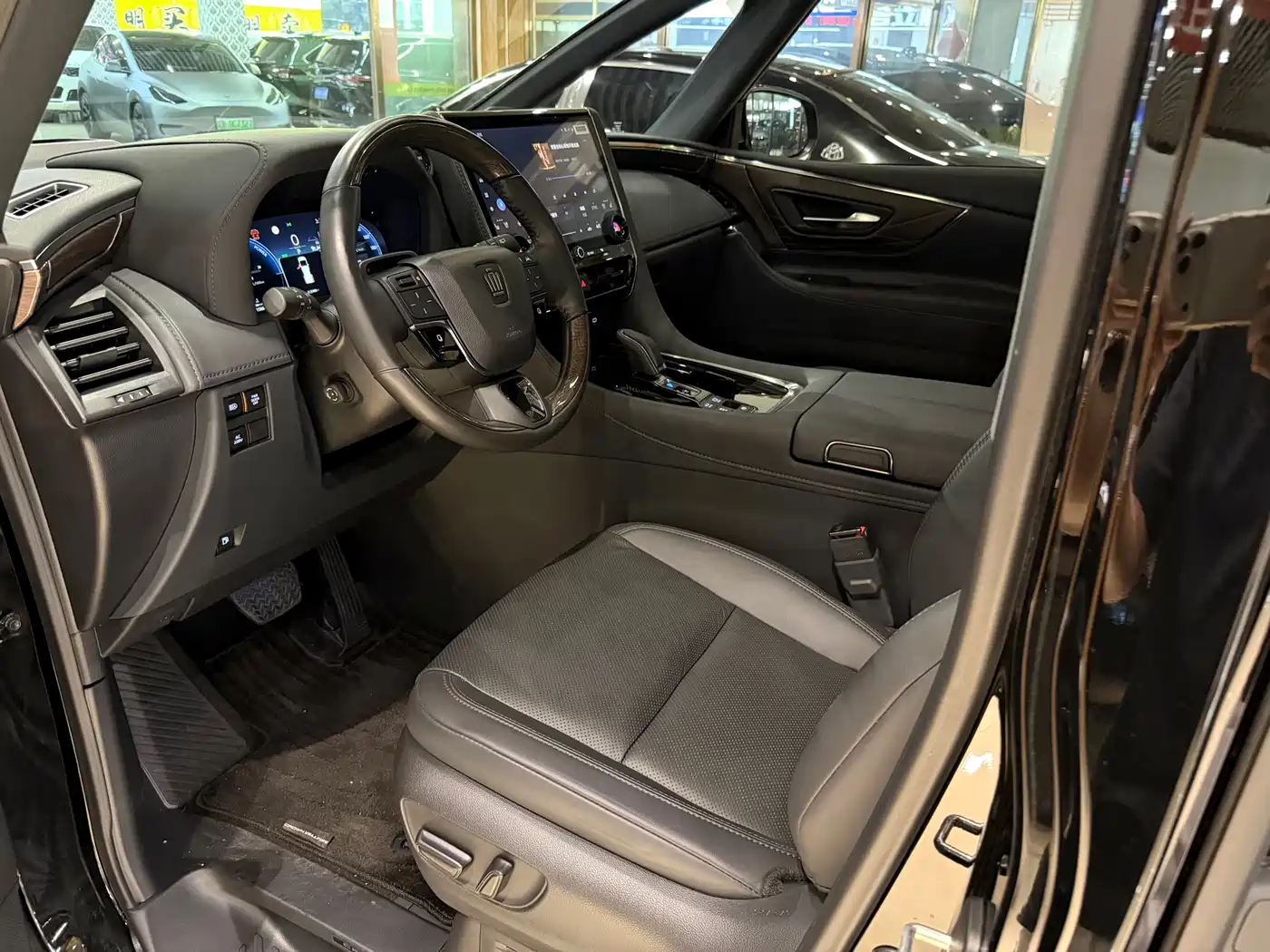 Toyota Vellfire 2025 Crown Hybrid 2.5L Ink Gold Edition фото 7