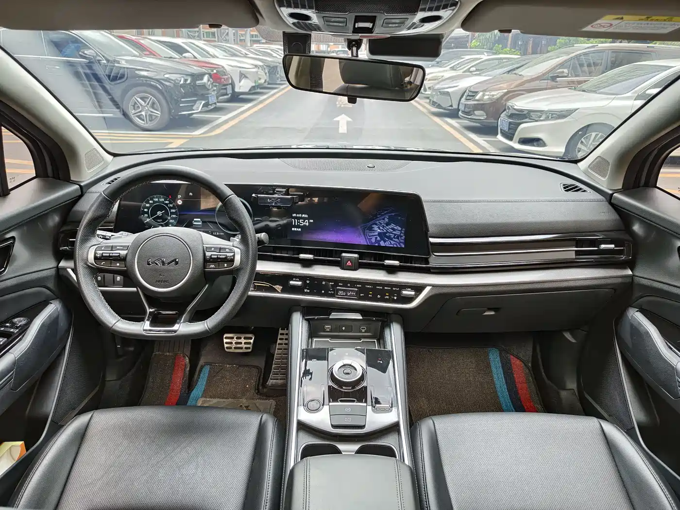 KIA LION PLATINUM EXPANDS THE WORLD