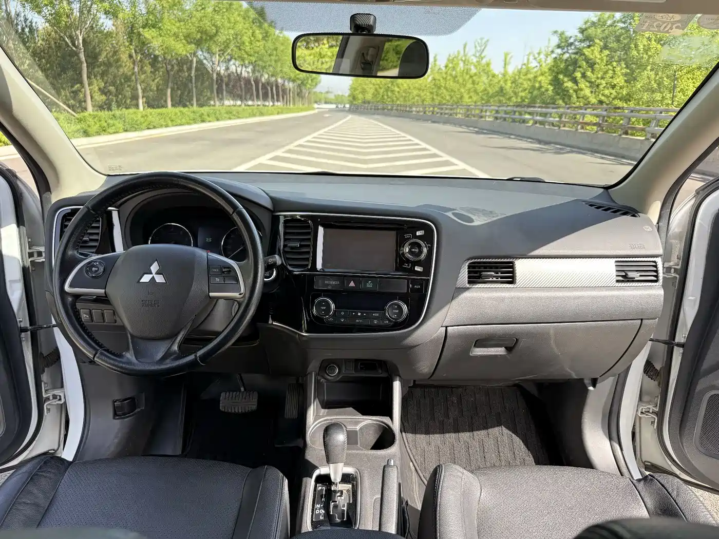 Mitsubishi Outlander (Import) 2013 2.4L 4WD Luxury Navigation 5-seater фото 6