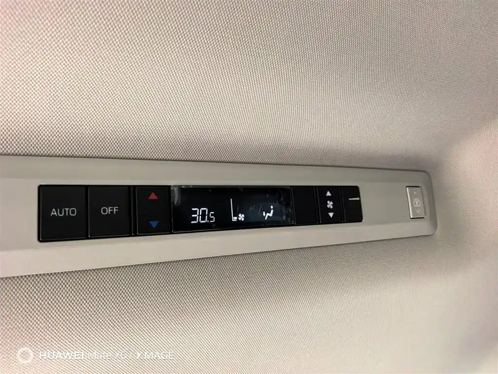 Toyota Granvia 2024 2.5L Hybrid Premium PLUS фото 13