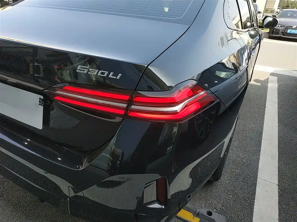 BMW 5 Series 2026 530Li Exclusive M Sport Package фото 24