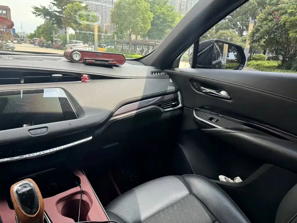 Фото 8 - Cadillac XT4